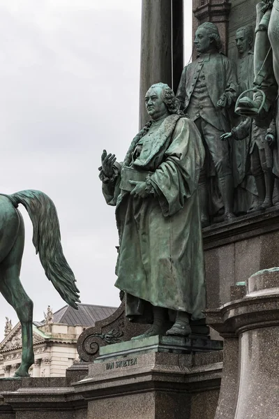 维也纳自然历史博物馆广场上的玛丽亚 特蕾莎纪念碑 — 图库照片