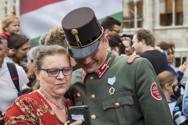 Budapeşte, Macaristan - 20 Ağustos 2017: Aziz Istvan günün onuruna Parlamentosu girişine yakın Macar ordu askerleri tarafından Festival konuşma. 