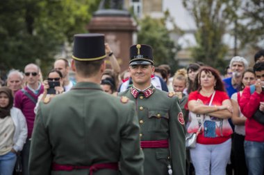 Budapeşte, Macaristan - 20 Ağustos 2017: Aziz Istvan günün onuruna Parlamentosu girişine yakın Macar ordu askerleri tarafından Festival konuşma. 
