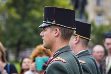 Budapeşte, Macaristan - 20 Ağustos 2017: Aziz Istvan günün onuruna Parlamentosu girişine yakın Macar ordu askerleri tarafından Festival konuşma. 