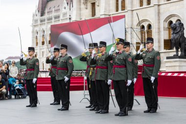 Budapeşte, Macaristan - 20 Ağustos 2017: Aziz Istvan günün onuruna Parlamentosu girişine yakın Macar ordu askerleri tarafından Festival konuşma. 