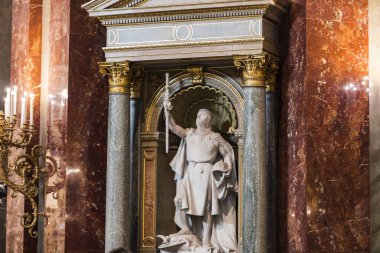 Budapeşte, Macaristan - 20 Ağustos 2017: Aziz Stephen Bazilikası'nda mimari ve iç mekan unsurları.