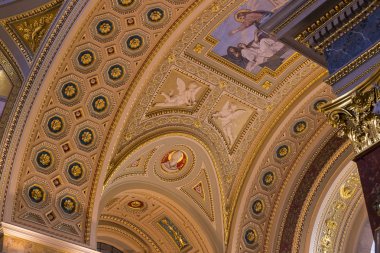 Budapeşte, Macaristan - 20 Ağustos 2017: Aziz Stephen Bazilikası'nda mimari ve iç mekan unsurları.