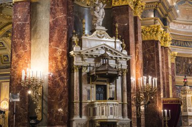 Budapeşte, Macaristan - 20 Ağustos 2017: Aziz Stephen Bazilikası'nda mimari ve iç mekan unsurları.