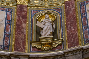 Budapeşte, Macaristan - 20 Ağustos 2017: Aziz Stephen Bazilikası'nda mimari ve iç mekan unsurları.