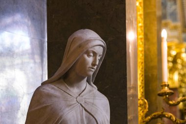 Budapeşte, Macaristan - 20 Ağustos 2017: Aziz Stephen Bazilikası'nda mimari ve iç mekan unsurları.