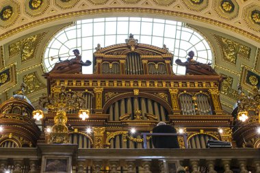 Budapeşte, Macaristan - 20 Ağustos 2017: Aziz Stephen Bazilikası'nda mimari ve iç mekan unsurları.