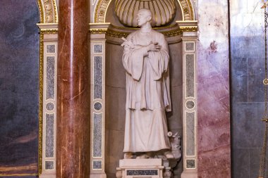 Budapeşte, Macaristan - 20 Ağustos 2017: Aziz Stephen Bazilikası'nda mimari ve iç mekan unsurları.