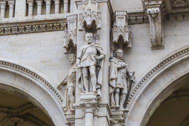 Budapeşte, Macaristan - 20 Ağustos 2017:Budapeşte'de Macar Parlamentosu mimarisinin unsurları.