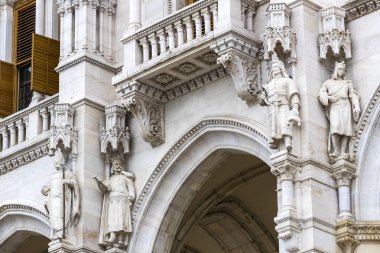 Budapeşte, Macaristan - 20 Ağustos 2017:Budapeşte'de Macar Parlamentosu mimarisinin unsurları.