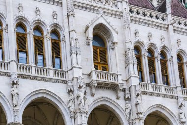 Budapeşte, Macaristan - 20 Ağustos 2017:Budapeşte'de Macar Parlamentosu mimarisinin unsurları.