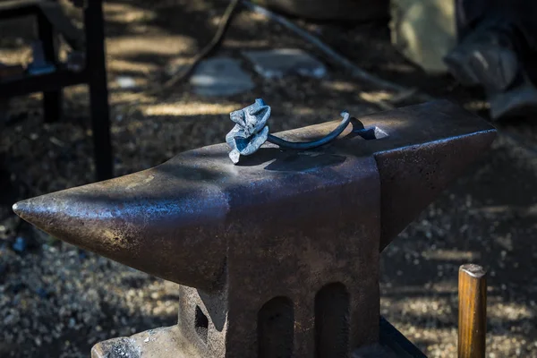 Workplace Blacksmith Anvil Tools Metal Processing Close — Stock Photo, Image