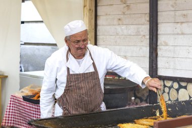 Budapeşte, Macaristan - 19 Ağustos 2017: Geleneksel halk Saint Istvn ve halk ustaları ile Macaristan ekmek ilk adil. Budapeşte. Macaristan 