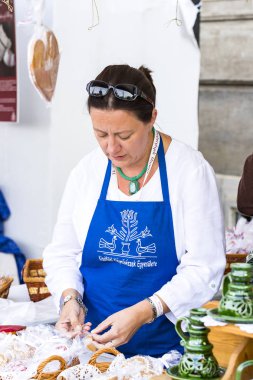 Budapeşte, Macaristan - 19 Ağustos 2017: Geleneksel halk Saint Istvn ve halk ustaları ile Macaristan ekmek ilk adil. Budapeşte. Macaristan 
