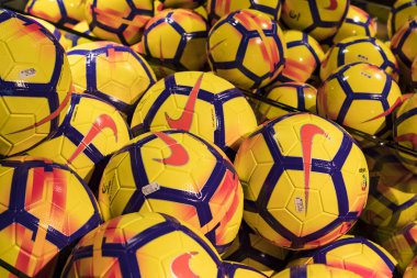 Barcelona, İspanya - 12 Ocak 2018: Hediyelik eşya ve gereçlerinin takım hayranları ve stadyum ziyaretçiler için resmi mağaza Fc Barcelona, giyim ve ayakkabı ekibi. 