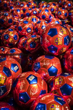 Barcelona, İspanya - 12 Ocak 2018: Hediyelik eşya ve gereçlerinin takım hayranları ve stadyum ziyaretçiler için resmi mağaza Fc Barcelona, giyim ve ayakkabı ekibi. 