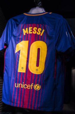 Barcelona, İspanya - 12 Ocak 2018: Hediyelik eşya ve gereçlerinin takım hayranları ve stadyum ziyaretçiler için resmi mağaza Fc Barcelona, giyim ve ayakkabı ekibi. 