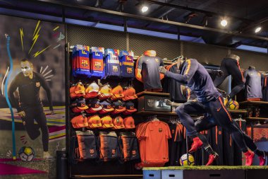 Barcelona, İspanya - 12 Ocak 2018: Hediyelik eşya ve gereçlerinin takım hayranları ve stadyum ziyaretçiler için resmi mağaza Fc Barcelona, giyim ve ayakkabı ekibi. 