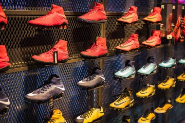 Barcelona, İspanya - 12 Ocak 2018: Hediyelik eşya ve gereçlerinin takım hayranları ve stadyum ziyaretçiler için resmi mağaza Fc Barcelona, giyim ve ayakkabı ekibi. 