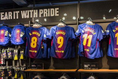 Barcelona, İspanya - 12 Ocak 2018: Hediyelik eşya ve gereçlerinin takım hayranları ve stadyum ziyaretçiler için resmi mağaza Fc Barcelona, giyim ve ayakkabı ekibi. 