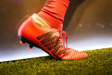 Barcelona, İspanya - 12 Ocak 2018: Hediyelik eşya ve gereçlerinin takım hayranları ve stadyum ziyaretçiler için resmi mağaza Fc Barcelona, giyim ve ayakkabı ekibi. 