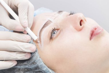 Microblading kaşlar akışında bir Güzellik Salonu 