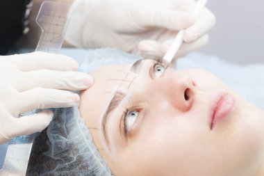 Microblading kaşlar akışında bir Güzellik Salonu 