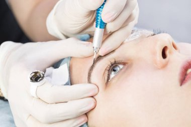 Microblading kaşlar akışında bir Güzellik Salonu 