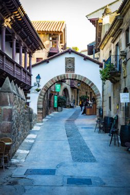 Barcelona, İspanya - 13 Ocak 2018: mimari karmaşık Poble Espanyol ülkenin geleneksel mimarisinin. Barselona'da düzenlenen bir uluslararası sergi için 1929 yılında oluşturulan. 