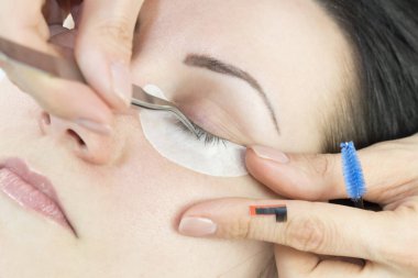 Güzellik salonu kirpik uzatma ve laminasyon kadın prosedürü.