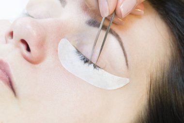 Güzellik salonu kirpik uzatma ve laminasyon kadın prosedürü.