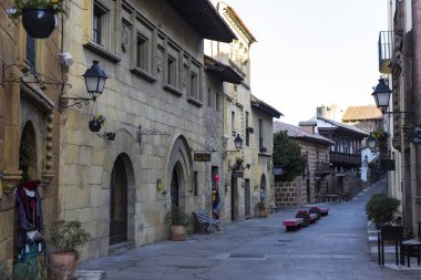 Barcelona, İspanya - 13 Ocak 2018: mimari karmaşık Poble Espanyol ülkenin geleneksel mimarisinin. Barselona'da düzenlenen bir uluslararası sergi için 1929 yılında oluşturulan. 