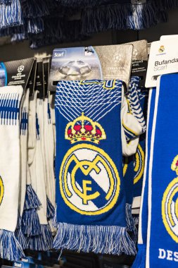 MADRID, İspanya - 25 Mart 2018: Resmi giyim mağazası ve taraftarlar için spor nitelikleri Real Madrid Futbol Kulübü 