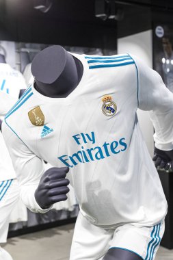 MADRID, İspanya - 25 Mart 2018: Resmi giyim mağazası ve taraftarlar için spor nitelikleri Real Madrid Futbol Kulübü 