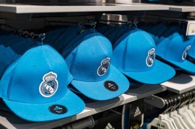 MADRID, İspanya - 25 Mart 2018: Resmi giyim mağazası ve taraftarlar için spor nitelikleri Real Madrid Futbol Kulübü 