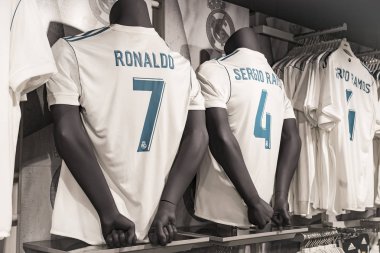 MADRID, İspanya - 25 Mart 2018: Resmi giyim mağazası ve taraftarlar için spor nitelikleri Real Madrid Futbol Kulübü 