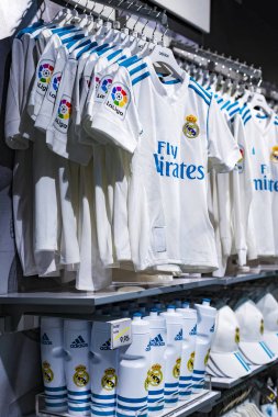 MADRID, İspanya - 25 Mart 2018: Resmi giyim mağazası ve taraftarlar için spor nitelikleri Real Madrid Futbol Kulübü 