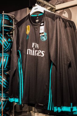 MADRID, İspanya - 25 Mart 2018: Resmi giyim mağazası ve taraftarlar için spor nitelikleri Real Madrid Futbol Kulübü 