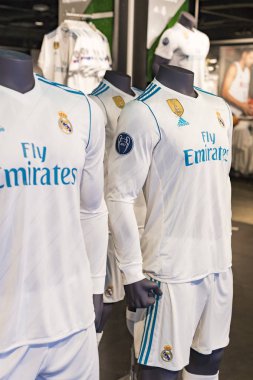MADRID, İspanya - 25 Mart 2018: Resmi giyim mağazası ve taraftarlar için spor nitelikleri Real Madrid Futbol Kulübü 