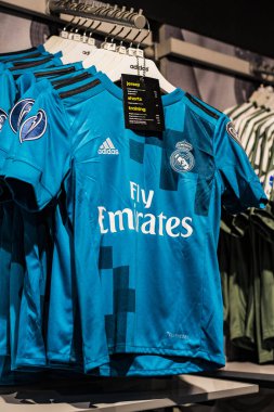 MADRID, İspanya - 25 Mart 2018: Resmi giyim mağazası ve taraftarlar için spor nitelikleri Real Madrid Futbol Kulübü 