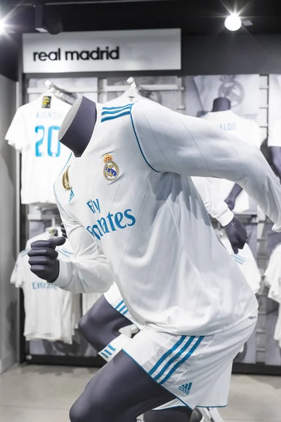 MADRID, İspanya - 25 Mart 2018: Resmi giyim mağazası ve taraftarlar için spor nitelikleri Real Madrid Futbol Kulübü 