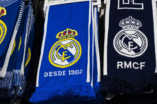 MADRID, İspanya - 25 Mart 2018: Resmi giyim mağazası ve taraftarlar için spor nitelikleri Real Madrid Futbol Kulübü 
