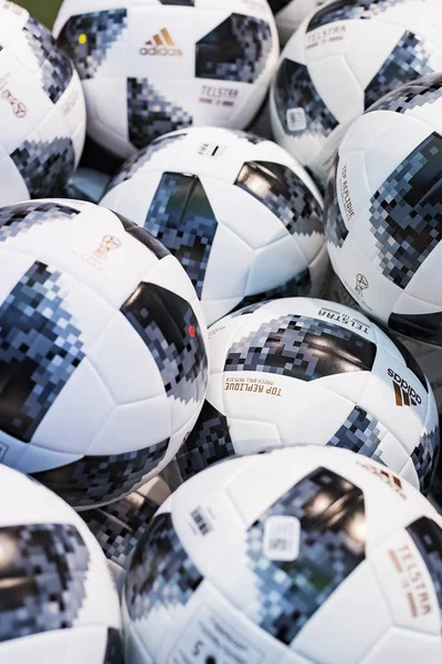 MADRID, İspanya - 25 Mart 2018: Resmi giyim mağazası ve taraftarlar için spor nitelikleri Real Madrid Futbol Kulübü 