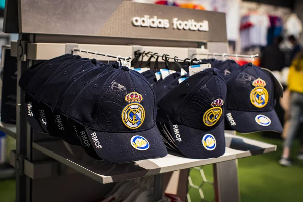 MADRID, İspanya - 25 Mart 2018: Resmi giyim mağazası ve taraftarlar için spor nitelikleri Real Madrid Futbol Kulübü 