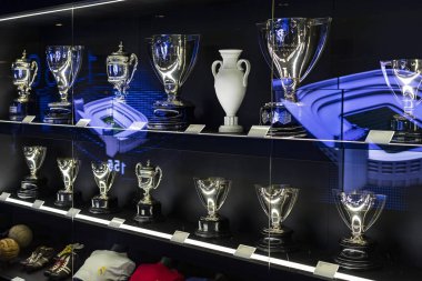 Madrid, İspanya - 25 Mart, 2018: Real Madrid Futbol Kulübü'nün müze su bardağı ve kulüp Ödülleri. 