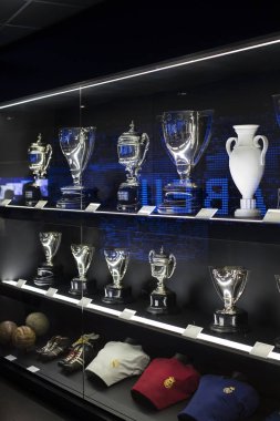 Madrid, İspanya - 25 Mart, 2018: Real Madrid Futbol Kulübü'nün müze su bardağı ve kulüp Ödülleri. 