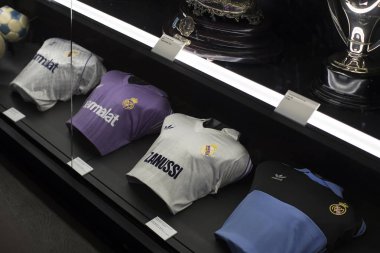 Madrid, İspanya - 25 Mart, 2018: Real Madrid Futbol Kulübü'nün müze su bardağı ve kulüp Ödülleri. 