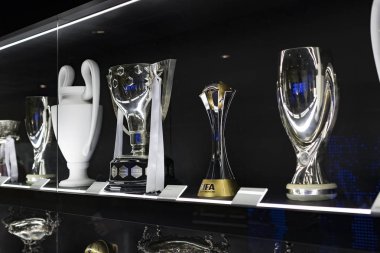 Madrid, İspanya - 25 Mart, 2018: Real Madrid Futbol Kulübü'nün müze su bardağı ve kulüp Ödülleri. 