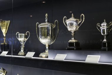Madrid, İspanya - 25 Mart, 2018: Real Madrid Futbol Kulübü'nün müze su bardağı ve kulüp Ödülleri. 