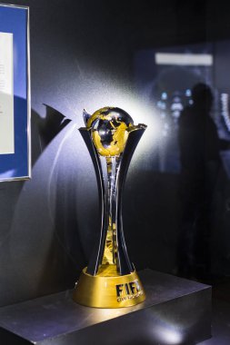 Madrid, İspanya - 25 Mart, 2018: Real Madrid Futbol Kulübü'nün müze su bardağı ve kulüp Ödülleri. 